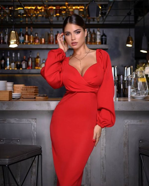 Красное вечернее платье с объёмными рукавами на лето